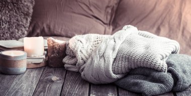 Natürmort rahat ev, iç detaylar ahşap bir masa, ev konfor ve bakım kavramı üzerinde oturma odasında