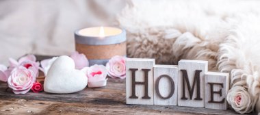 İçişleri ev dekor öğeleri, konfor ve coziness kavramı ile natürmort kendinizi evinizde gibi hissedeceğiniz bir atmosferde