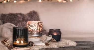 Natürmort ev atmosferi mumlar ve rahat yatak örtüleri, ev dekor öğeleri, kavramı konfor ve coziness arka plan üzerine bir kitap ile iç