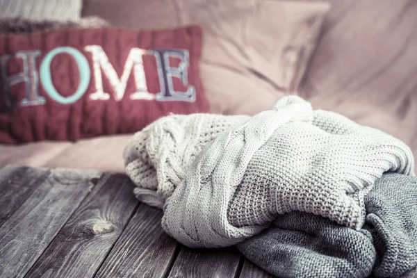 Die Inschrift Home Wohnzimmer Und Gestrickte Pullover Auf Einem Holztisch — Stockfoto