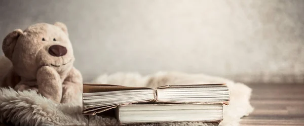 rahat oturma odası Başkanı, metin için bir yer yerde üzerine bir kitap ile güzel bir oyuncak ayı