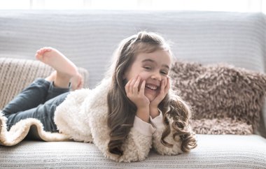 mutlu küçük kız yalan ifade etmek, güzel gülümseme, geri kalan kavramı