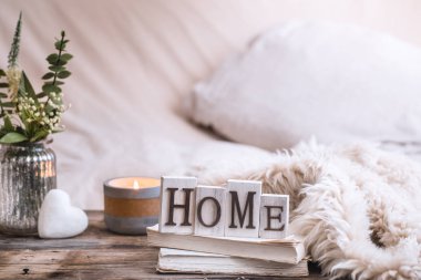 İçişleri ev dekor öğeleri, konfor ve coziness kavramı ile natürmort kendinizi evinizde gibi hissedeceğiniz bir atmosferde