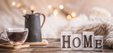 iç ahşap harf ve ev dekor öğeleri, konfor kavramı ile ev atmosfer