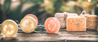 Spa El yapımı sabun ve bir havlu, tropikal bileşimi gevşeme vücut için ve alan metin, Spa kavramı ile ahşap arka plan bırakır