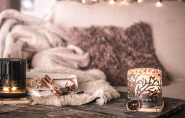 Natürmort ev atmosferi mumlar ve rahat yatak örtüleri, ev dekor öğeleri, kavramı konfor ve coziness arka plan üzerine bir kitap ile iç
