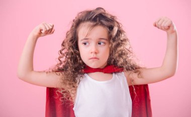 Çocuklar kavramı, süper kahraman, oynarken hayal kırıklığına kinky kız pembe arka plan izole gücünü gösterir