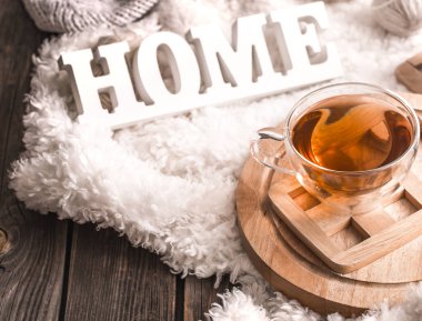 Ev yazıt ve bir fincan çay ahşap arka plan, ev konfor kavramı üzerinde ahşap beyaz harflerle ile kompozisyon