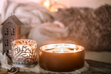 rahat bir ev dekorasyonu, ev öğeleri kavramını arka plan üzerinde güzel mumlar ile iç ev natürmort