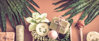 Spa kompozisyon vücut bakım ürünleri mezarda bir tropikal yaprak, Spa ve vücut bakım anlayışı ile renkli bir arka plan üzerinde çeşitli