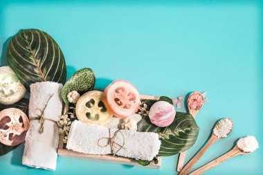 Organik Spa kozmetik, sabun ve Spa bakım öğeler üzerinde mavi arka plan ile tropikal yaprak, Spa ve vücut kompozisyonu kavramı bakım