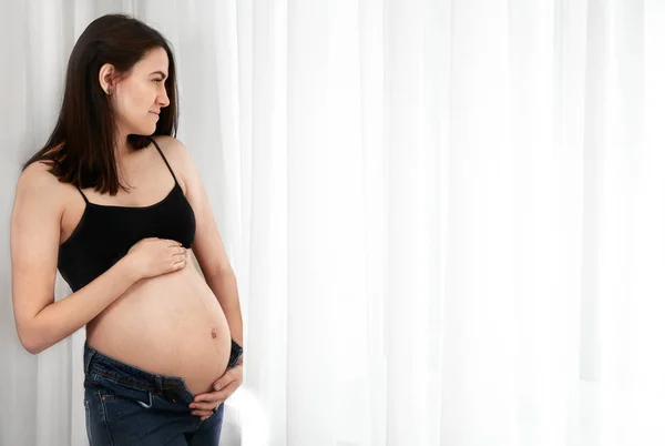 Mujer Embarazada Joven Vistiendo Top Corto Con Barriga Abierta Pantalones — Foto de Stock