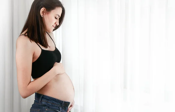 Mujer Embarazada Joven Vistiendo Top Corto Con Barriga Abierta Pantalones — Foto de Stock