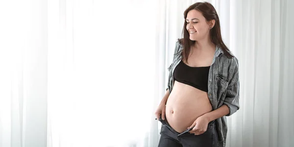 Giovane Donna Incinta Indossa Breve Top Con Una Pancia Aperta — Foto Stock