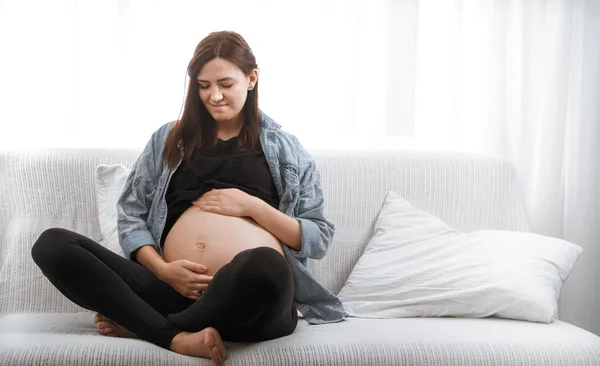 Joven Mujer Embarazada Hermosa Sentada Sofá Casa Por Ventana Concepto — Foto de Stock