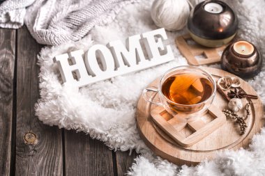 Ev yazıt ve bir fincan çay ahşap arka plan, ev konfor kavramı üzerinde ahşap beyaz harflerle ile kompozisyon