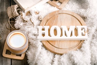 Rahat ev dekor öğeleri ile ahşap mektup, mum ve güzel beyaz ekose, ev atmosfer kavramı arka plan üzerinde kitap