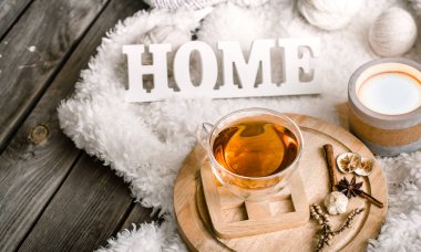 Ev yazıt ve bir fincan çay ahşap arka plan, ev konfor kavramı üzerinde ahşap beyaz harflerle ile kompozisyon