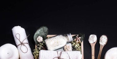 Spa kompozisyon mezarda bir tropikal yaprak, Spa ve vücut bakım anlayışı ile karanlık bir arka plan üzerinde