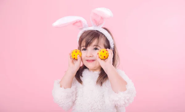 Porträt Eines Niedlichen Kleinen Mädchens Mit Hasenohren Und Gelben Ostereiern — Stockfoto