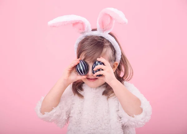 Portrét Roztomilé Holčičky Uši Zajíček Velikonoční Vejce Izolované Růžovém Pozadí — Stock fotografie