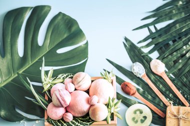 Natürmort spa öğelerle ilgili renkli bir arka plan ile tropikal yaprak, vücut bakımı ve spa bakımları kavramı