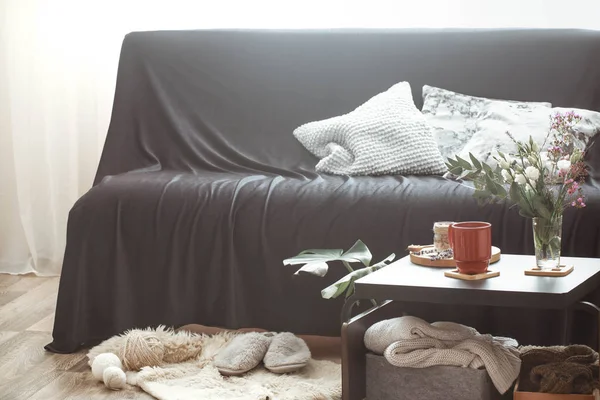 Cozy Home Interior Living Room Black Sofa Vase Flowers Decor — Stock Photo, Image