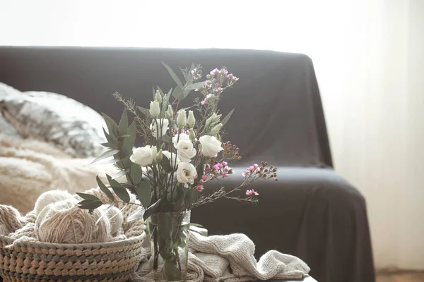Gemütliches Wohnzimmer Mit Einem Schwarzen Sofa Und Einer Vase Mit — Stockfoto