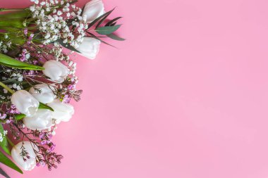 bahar çiçek aranjmanı ile pembe bir arka plan, metin için yer üzerinde beyaz laleler