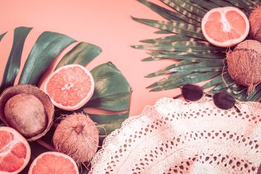 Renkli yaz, kadın kıyafeti, çanta ve renkli bir arka plan ile meyve hindistancevizi ve greyfurt gözlük