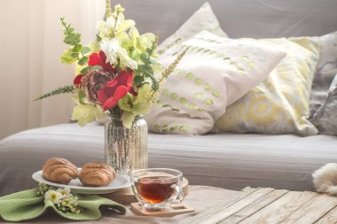 Vazo ve çiçekler Ev yapımı kahvaltı, ev konfor kavramı ile oturma odasında kendinizi evinizde gibi hissedeceğiniz rahat bahar iç