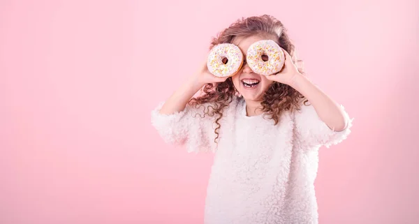 Портрет Маленькой Улыбающейся Девочки Вьющимися Волосами Двумя Аппетитными Пончиками Руках — стоковое фото