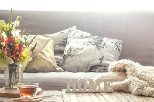 家庭的な居心地の良い春インテリア花瓶と花 自宅の快適さの概念のリビング ルームで — ストック写真