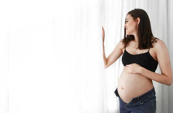 Giovane Donna Incinta Indossa Breve Top Con Una Pancia Aperta — Foto Stock