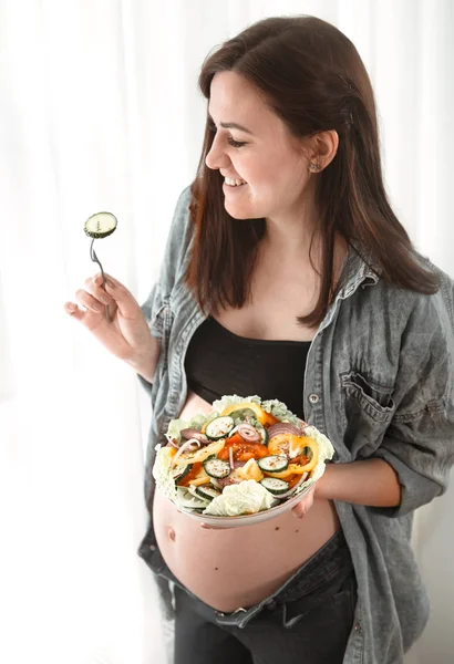 Молодая Беременная Женщина Ест Овощной Салат Дома Окна Концепция Беременности — стоковое фото