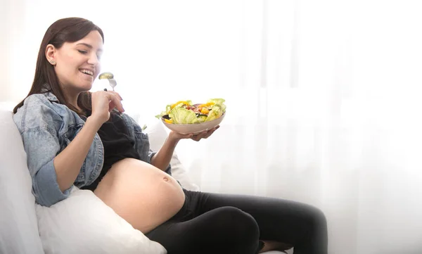 Jovem Grávida Comendo Salada Legumes Casa Conceito Gravidez Alimentação Saudável — Fotografia de Stock