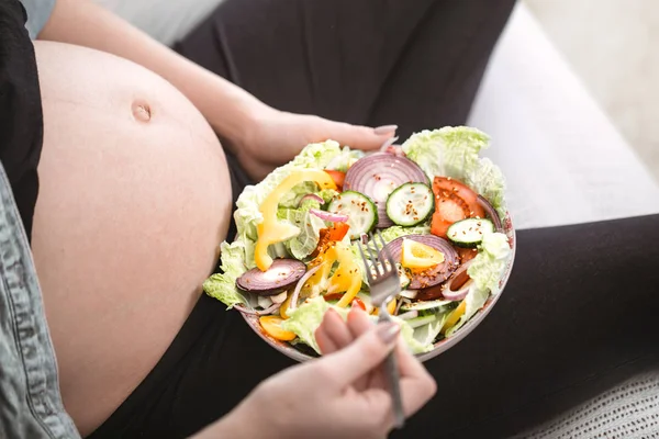 年轻孕妇在家吃蔬菜沙拉 怀孕和健康饮食的概念 — 图库照片