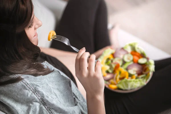 Mujer Embarazada Joven Comiendo Ensalada Verduras Casa Concepto Embarazo Alimentación — Foto de Stock