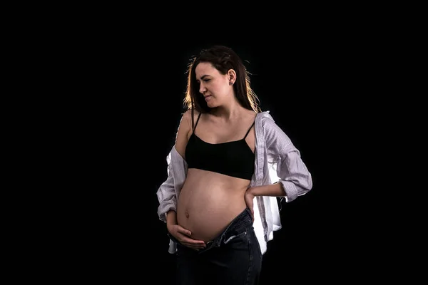 Retrato Mulher Grávida Fundo Preto Conceito Gravidez Antecipação Uma Criança — Fotografia de Stock