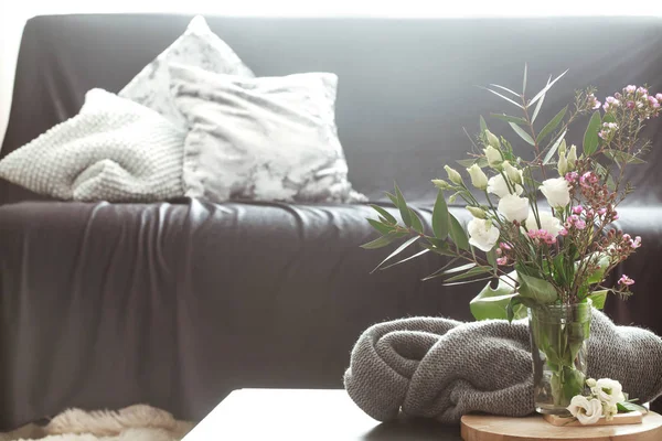 Confortable Salon Intérieur Avec Canapé Noir Vase Avec Des Fleurs — Photo