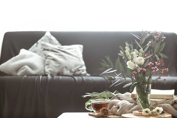 Cozy Home Interior Living Room Black Sofa Vase Flowers Decor — Stock Photo, Image