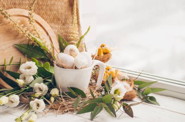 Mutlu Paskalya arka plan. Bir yuvaya pencerenin yakınındaki çiçek dekorasyonu ile Paskalya yumurtası. Bıldırcın yumurtası. Mutlu Paskalya kavramı.