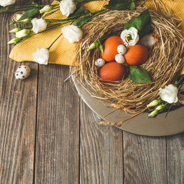 Mutlu Paskalya arka plan. Ahşap arka plan üzerinde metal bir plaka üzerinde bir yuvadaki yumurta. Bıldırcın yumurtası. Mutlu Paskalya kavramı