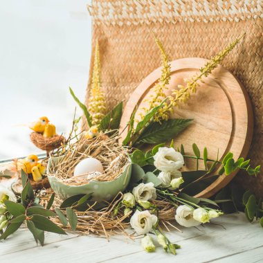 Mutlu Paskalya arka plan. Bir yuvaya pencerenin yakınındaki çiçek dekorasyonu ile Paskalya yumurtası. Bıldırcın yumurtası. Mutlu Paskalya kavramı.