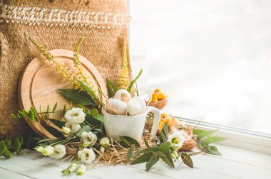 Mutlu Paskalya arka plan. Bir yuvaya pencerenin yakınındaki çiçek dekorasyonu ile Paskalya yumurtası. Bıldırcın yumurtası. Mutlu Paskalya kavramı.