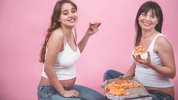 분홍색 청바지와 티셔츠 여성의 우정에 피자를 임산부 — 스톡 사진