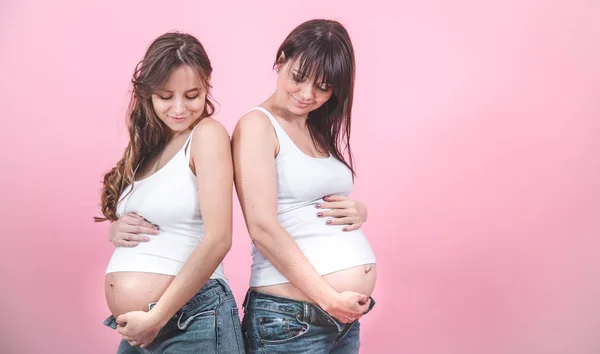 Conceito Maternidade Duas Mulheres Grávidas Bonitas Com Uma Barriga Aberta — Fotografia de Stock