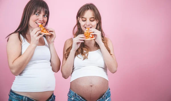 Cibo Concetto Due Belle Donne Incinte Mangiare Pizza Sfondo Rosa — Foto Stock