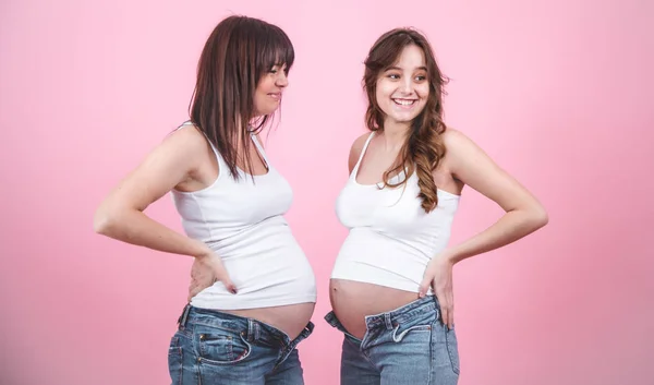 Conceito Maternidade Duas Mulheres Grávidas Bonitas Com Uma Barriga Aberta — Fotografia de Stock