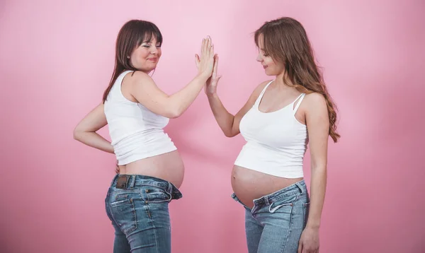 Conceito Maternidade Duas Mulheres Grávidas Bonitas Com Uma Barriga Aberta — Fotografia de Stock